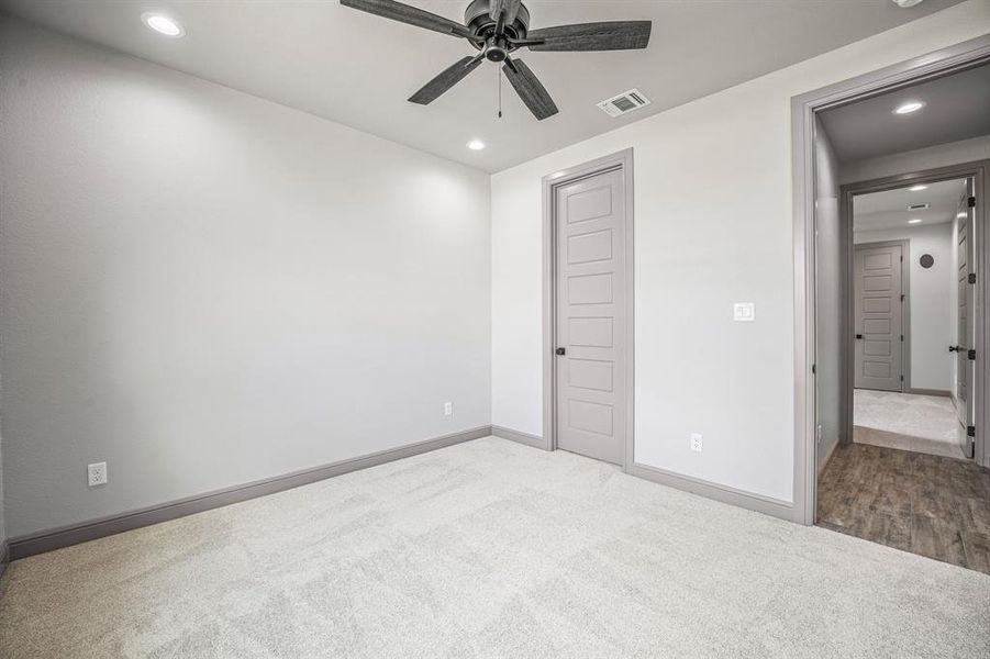 Spacious, unfurnished interior of a new home in Pecan Plantation, Granbury (Image 36).