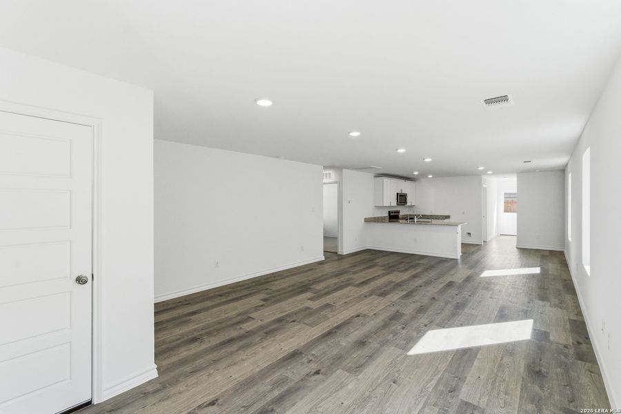 Spacious, unfurnished interior of a new home in Cinco Lakes, San Antonio (Image 18).
