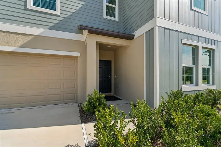 Exterior details and patio area of a home in , Land O' Lakes (Image 3).