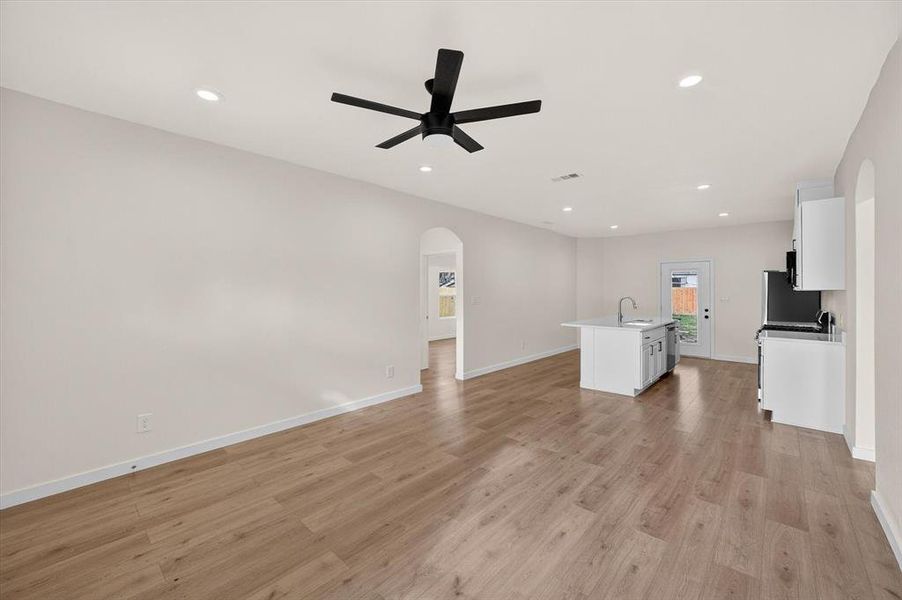 Spacious, unfurnished interior of a new home in , Corsicana (Image 15).