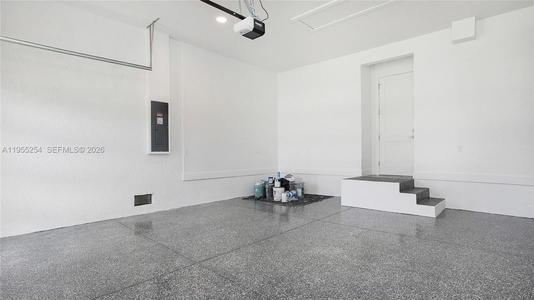 Spacious, unfurnished interior of a new home in , Naples (Image 22).