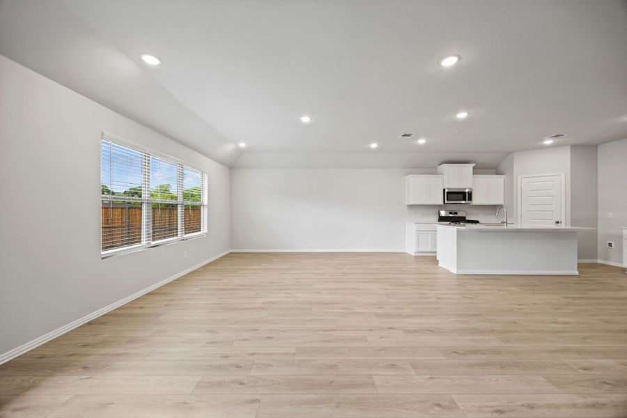 Spacious, unfurnished interior of a new home in Rolling Ridge, Van Alstyne (Image 13).