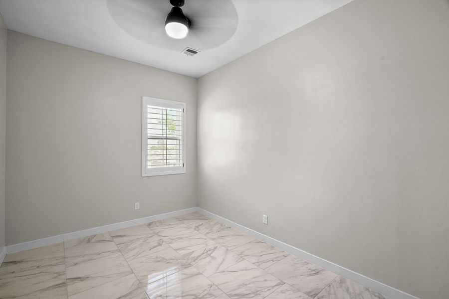 Spacious, unfurnished interior of a new home in Verdancia, El Paso (Image 22).