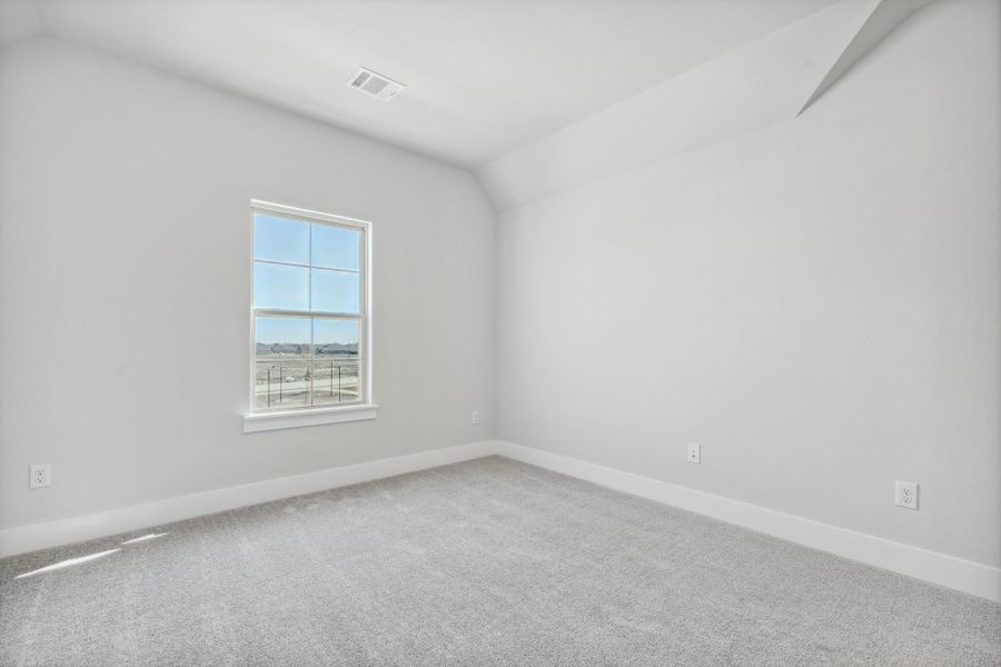 Spacious, unfurnished interior of a new home in Dove Hollow, Waxahachie (Image 27).