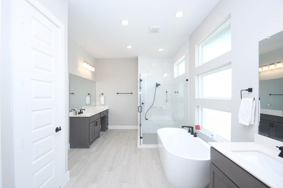 Large en-suite primary bath with quartz counters. Large en-suite primary bath with quartz counters.