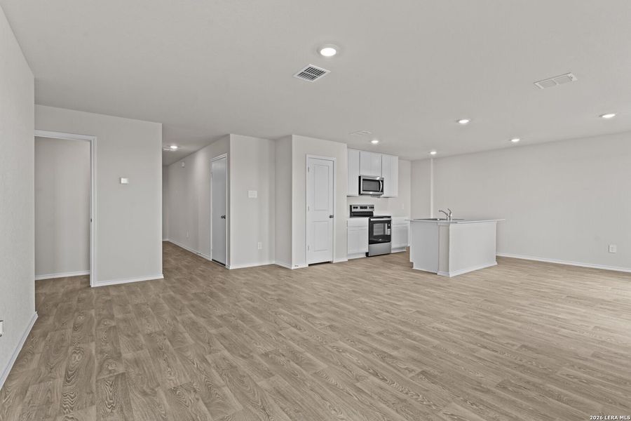 Spacious, unfurnished interior of a new home in Swenson Heights, Seguin (Image 13).