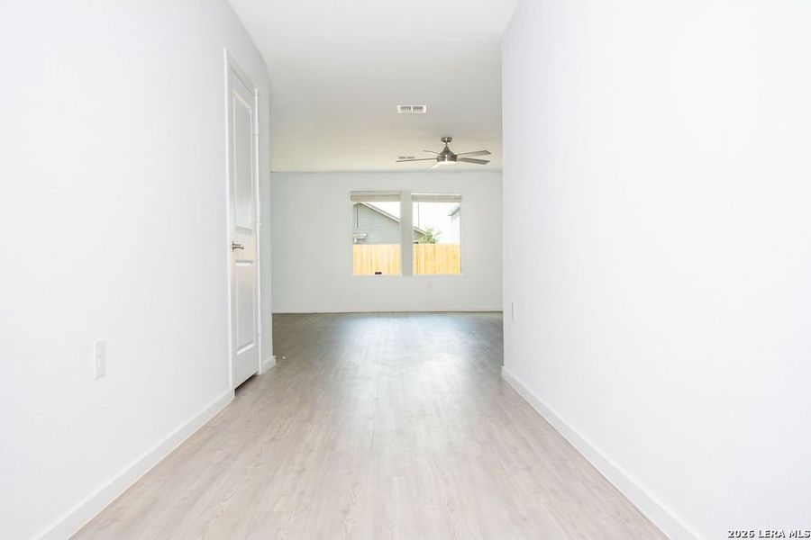 Spacious, unfurnished interior of a new home in Somerset Meadows, San Antonio (Image 11).