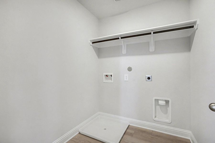 Spacious, unfurnished interior of a new home in Bayou Maison, Dickinson (Image 15).