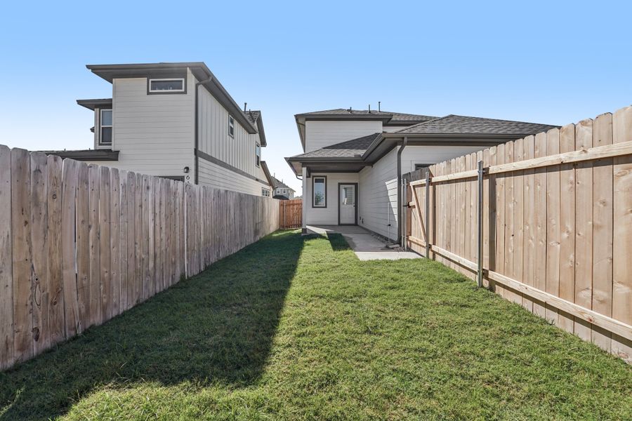 Exterior details and patio area of a home in Porter Country, Buda (Image 17).