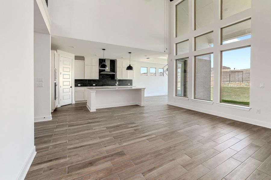 Spacious, unfurnished interior of a new home in Lakeside at Tessera - 50', Lago Vista (Image 15).