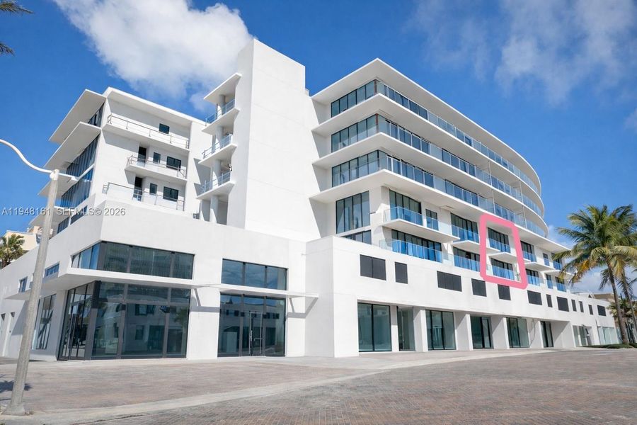 Condo located in Hollywood, FL showcasing its design and architecture (Image 9). Condo located in Hollywood, FL showcasing its design and architecture (Image 9).