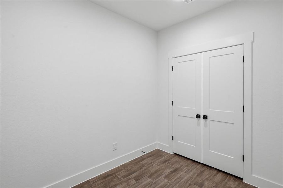 Spacious, unfurnished interior of a new home in , Tolar (Image 25).