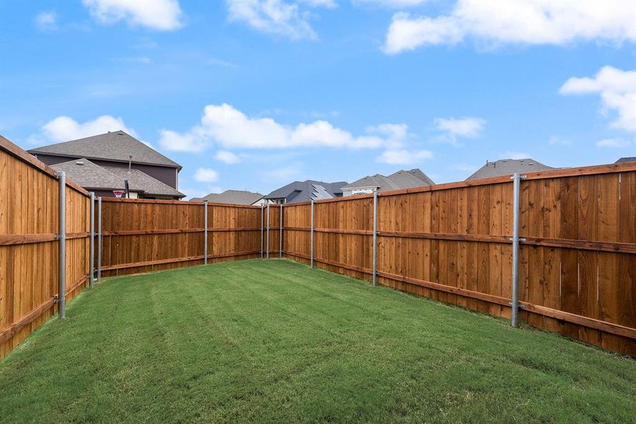 Exterior details and patio area of a home in Edgewater, Fate (Image 4).
