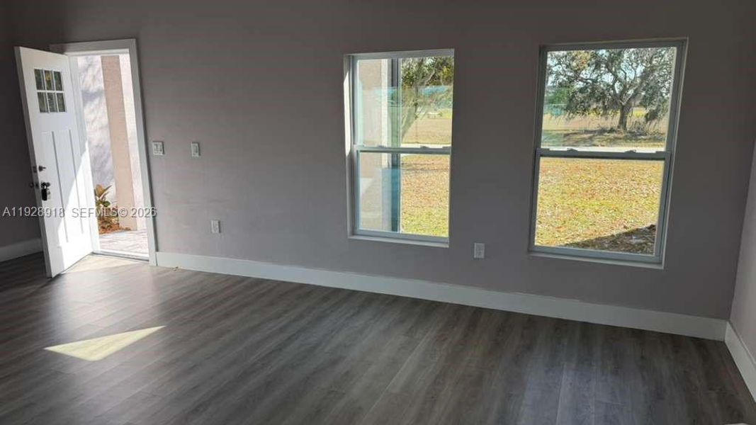 Spacious, unfurnished interior of a new home in , Sebring (Image 25).