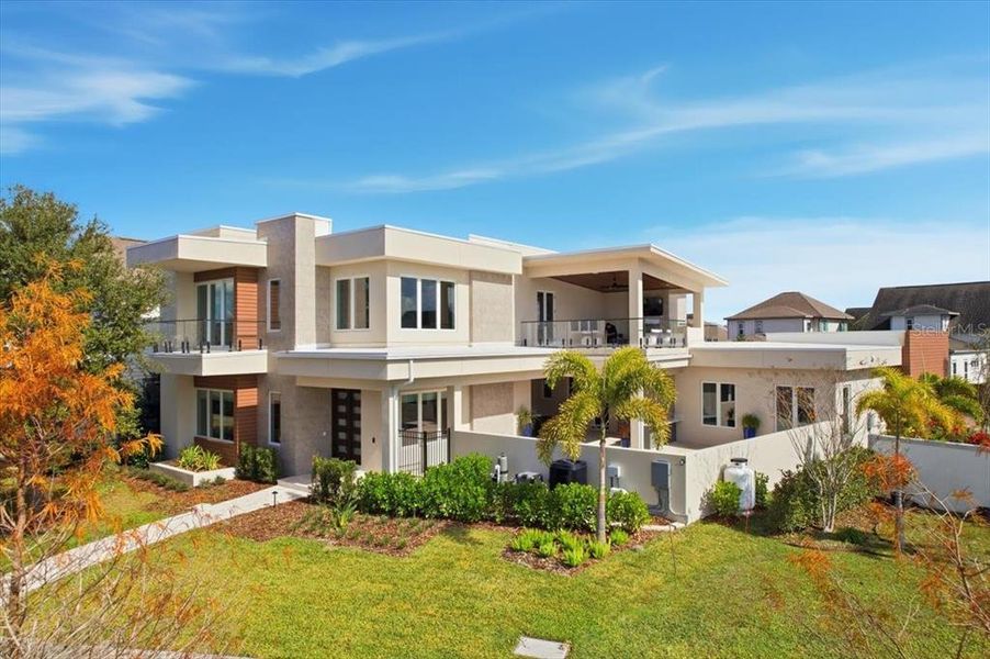 Exterior details and patio area of a home in , Orlando (Image 30).
