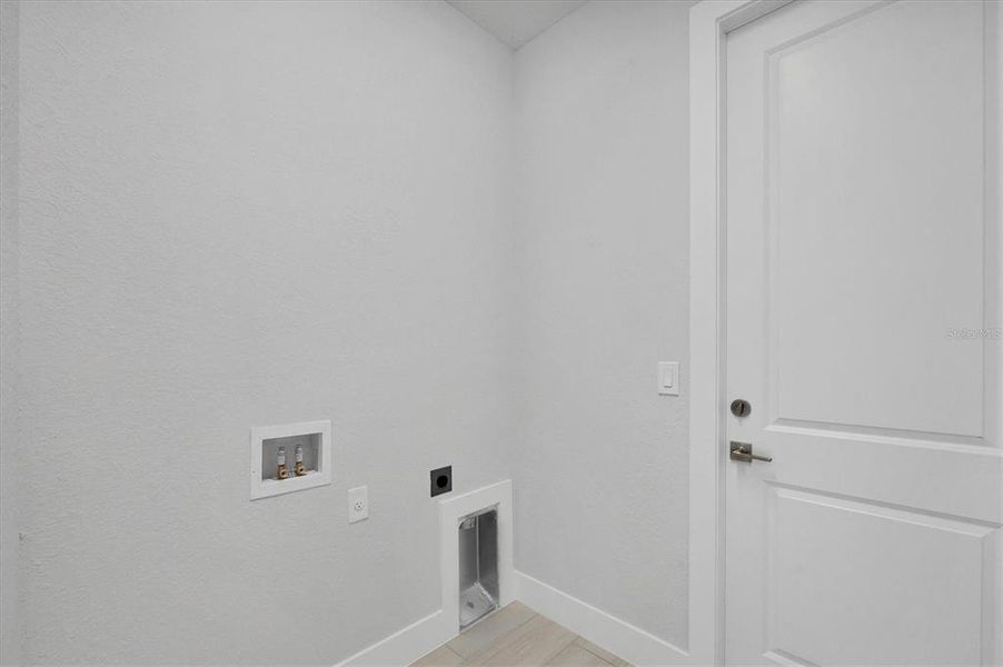 Spacious, unfurnished interior of a new home in , North Port (Image 39).