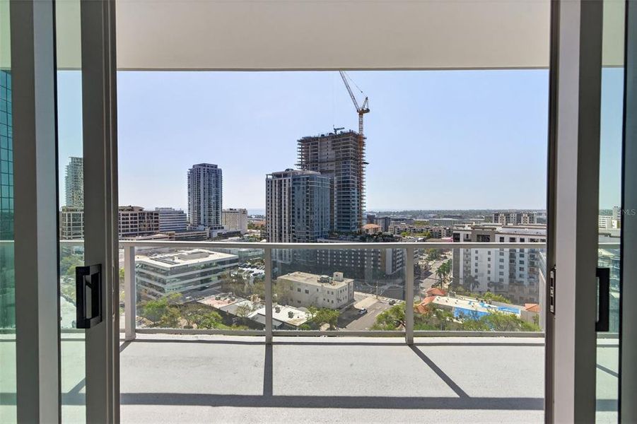 Condo located in St. Petersburg, FL showcasing its design and architecture (Image 28).