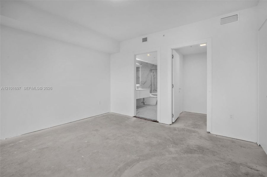 Spacious, unfurnished interior of a new home in , Hallandale Beach (Image 33).