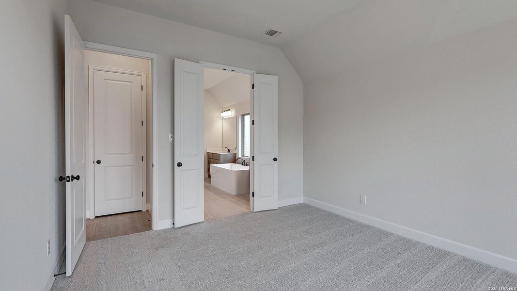 Spacious, unfurnished interior of a new home in Arcadia Ridge, San Antonio (Image 17).
