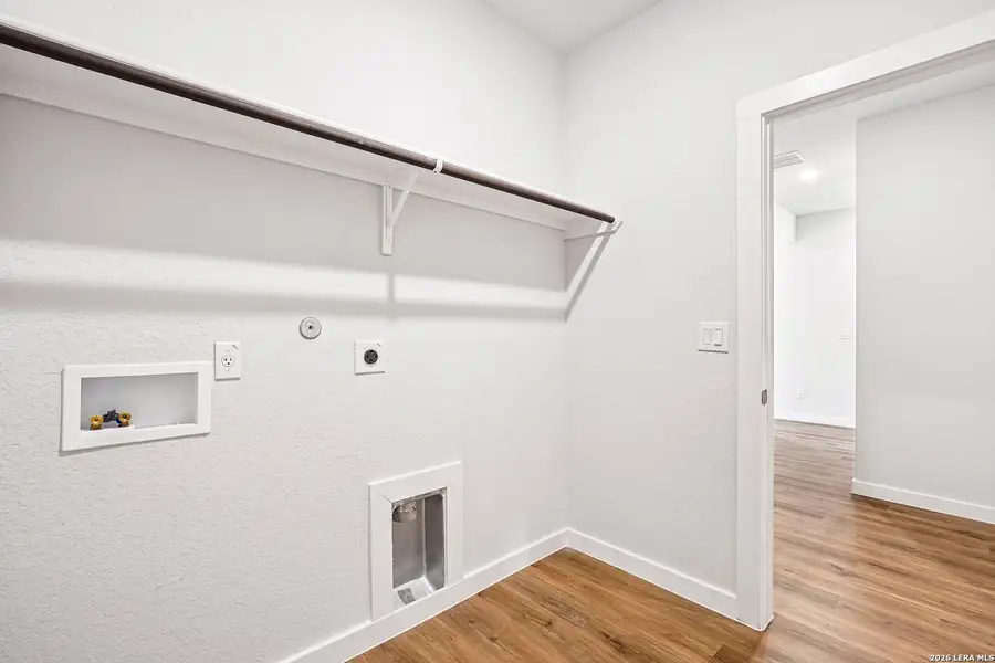 Spacious, unfurnished interior of a new home in Weston Oaks, San Antonio (Image 25).