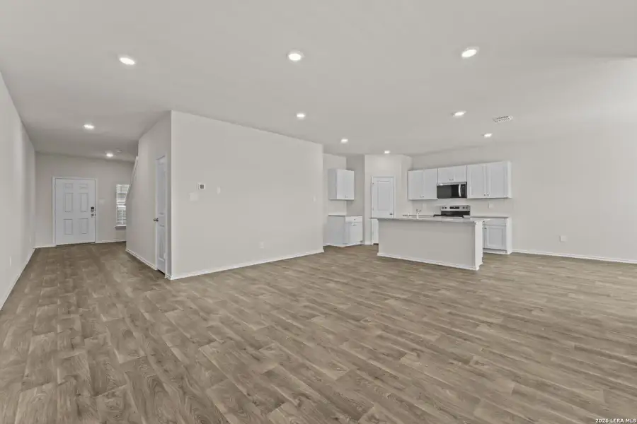 Spacious, unfurnished interior of a new home in Laurel Vistas, San Antonio (Image 16).