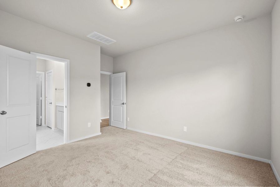 Spacious, unfurnished interior of a new home in Laurel Landing, Alvin (Image 13).