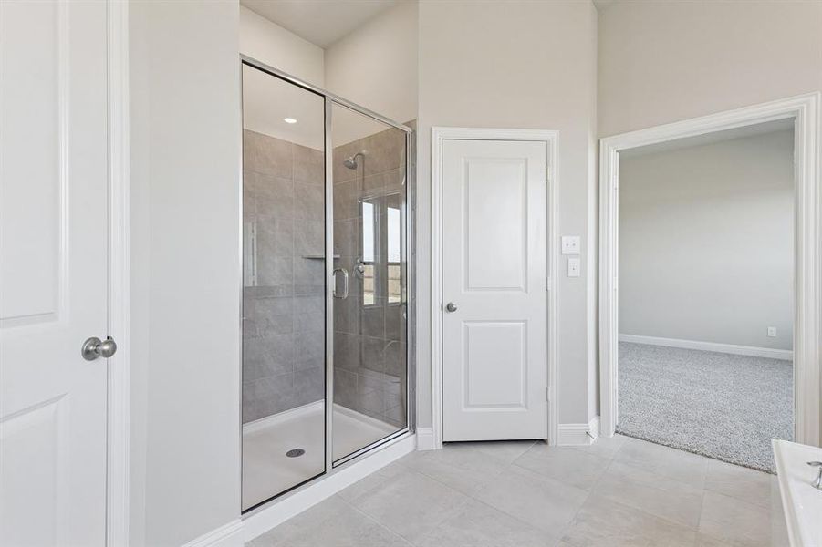 Spacious, unfurnished interior of a new home in Venetian, Weston (Image 13).