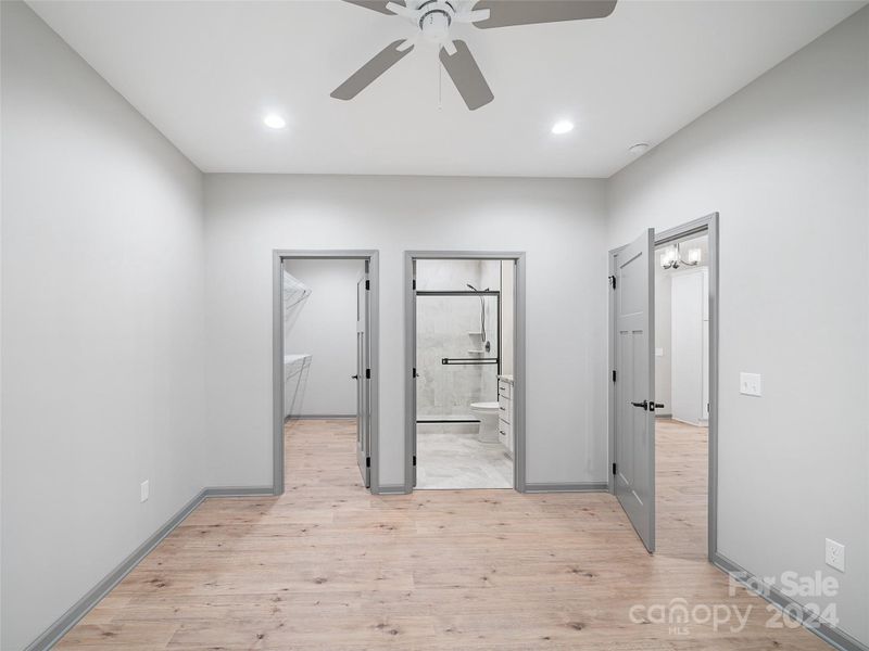 Primary has walk -in Closet and private bath Primary has walk -in Closet and private bath