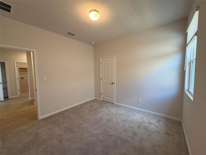 Spacious, unfurnished interior of a new home in Willow Springs, Buda (Image 15).