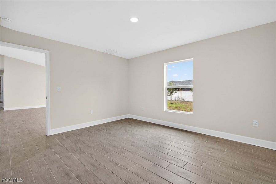 Spacious, unfurnished interior of a new home in Cape Coral, Cape Coral (Image 21).