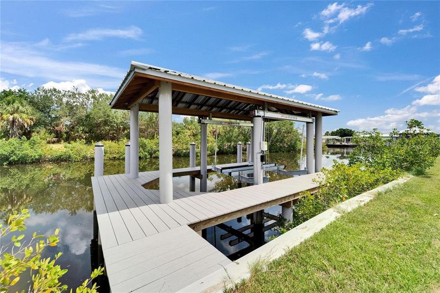 Exterior details and patio area of a home in , Apollo Beach (Image 49).