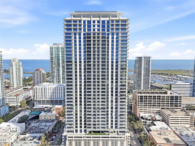 Condo located in St. Petersburg, FL showcasing its design and architecture (Image 54).