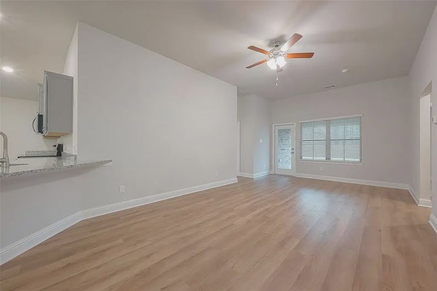 Spacious, unfurnished interior of a new home in Bayou Maison, Dickinson (Image 14).