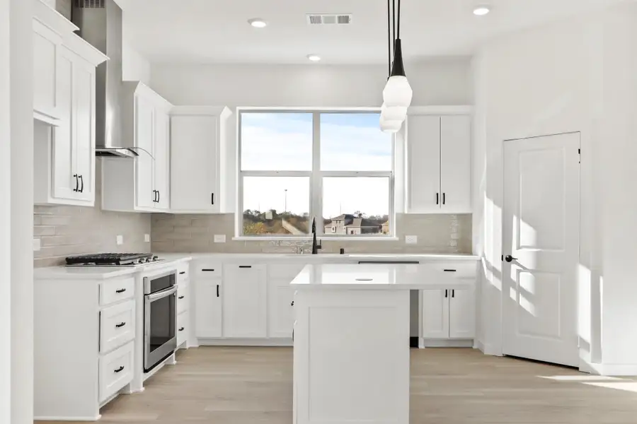 Furnished interior view inside a new home in Cottonwood Creek, Rowlett (Image 4).