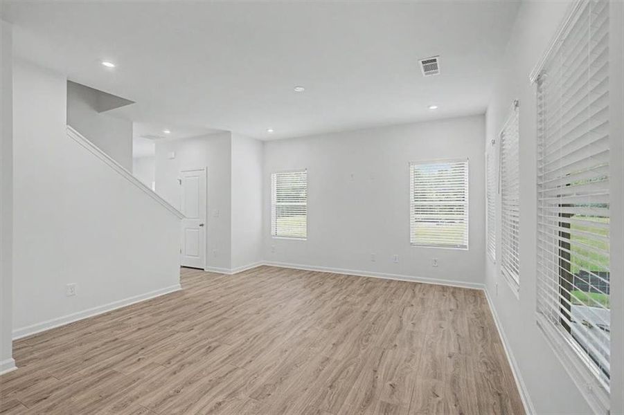 Spacious, unfurnished interior of a new home in Sawmill Creek, Mableton (Image 23).