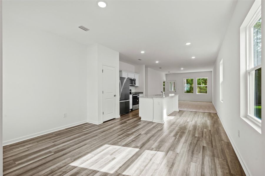 Spacious, unfurnished interior of a new home in Eagles Landing, Elgin (Image 8).