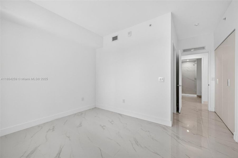 Spacious, unfurnished interior of a new home in Aria Reserve, Miami (Image 30).