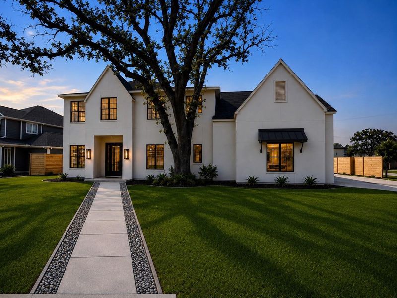 Stunning Custom 5/6 bed home on Oversized lot
