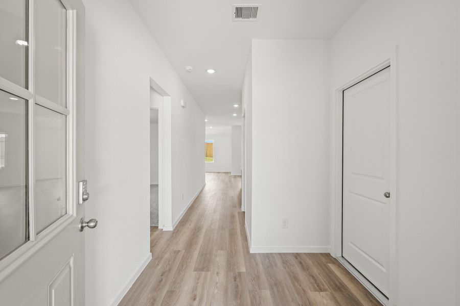 Spacious, unfurnished interior of a new home in Chapel Lakes, Montgomery (Image 14).