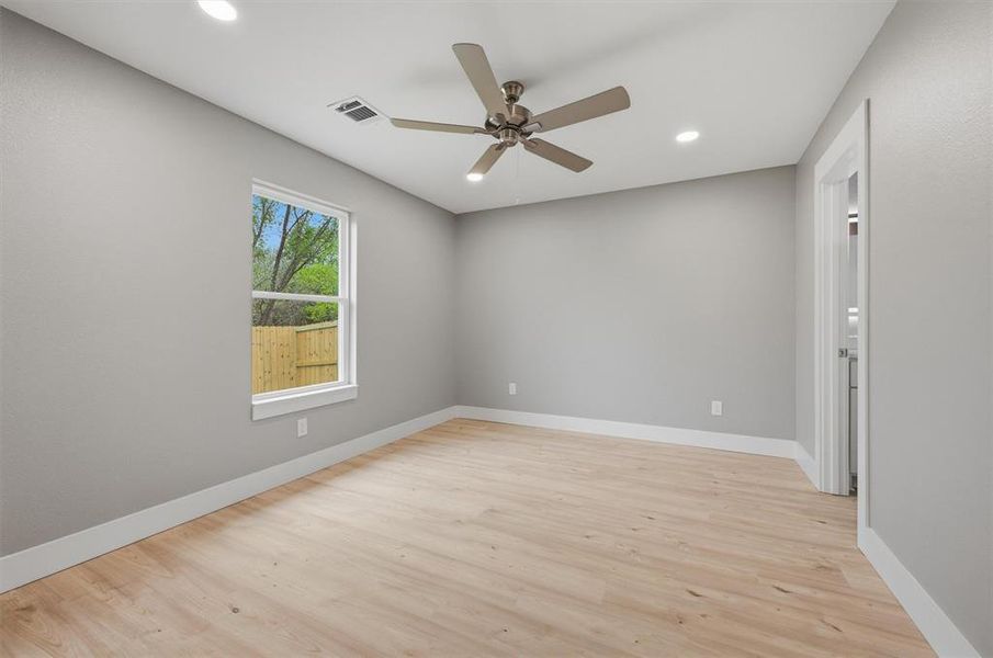 Spacious, unfurnished interior of a new home in , Sherman (Image 20).