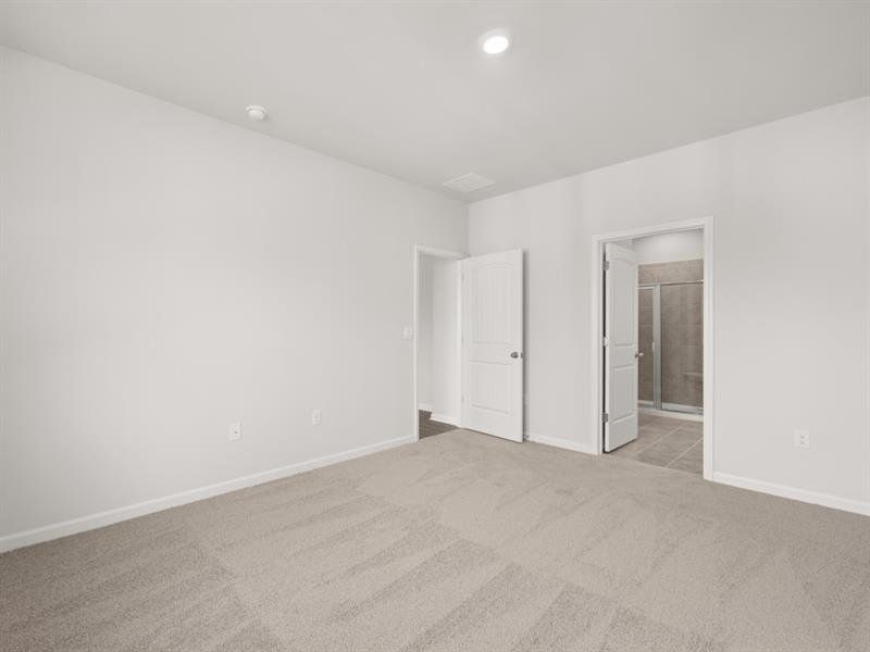 Spacious, unfurnished interior of a new home in Falcon Landing, Gainesville (Image 12).