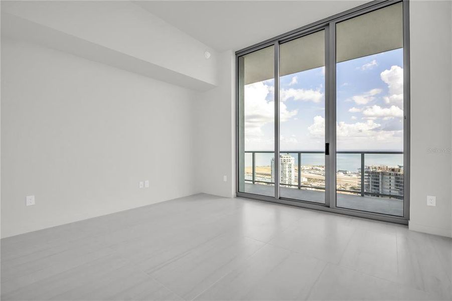 Spacious, unfurnished interior of a new home in , St. Petersburg (Image 27).