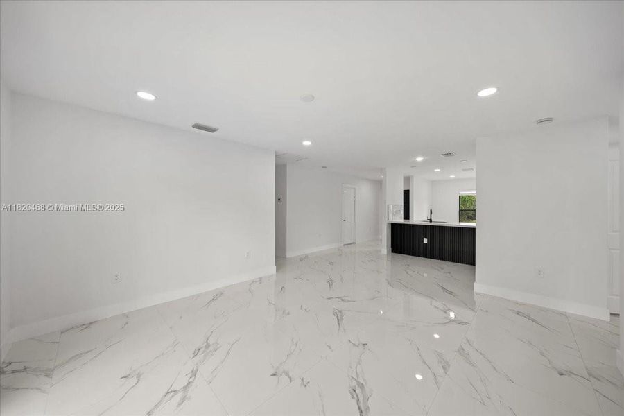 Spacious, unfurnished interior of a new home in , Lehigh Acres (Image 12).