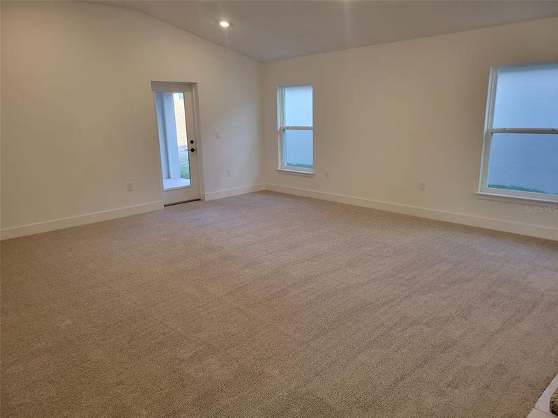 Spacious, unfurnished interior of a new home in Arbor Park, Leesburg (Image 10).