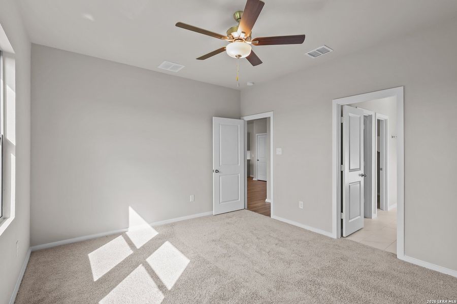 Spacious, unfurnished interior of a new home in Garden Grove, San Antonio (Image 18).