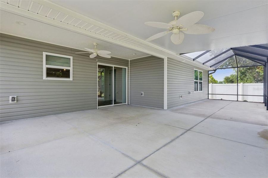 Exterior details and patio area of a home in , Tavares (Image 4).