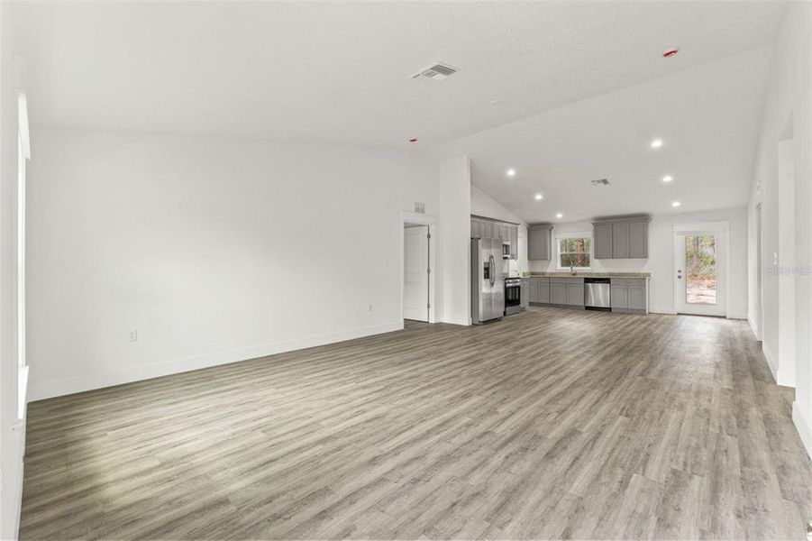 Spacious, unfurnished interior of a new home in , Weeki Wachee (Image 32).