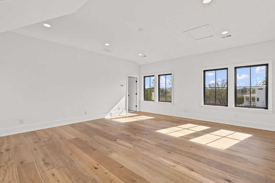 Spacious, unfurnished interior of a new home in , Charleston (Image 95).