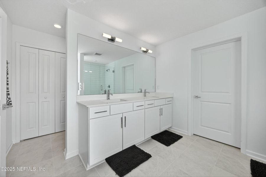 Furnished interior view inside a new home in , Middleburg (Image 42).