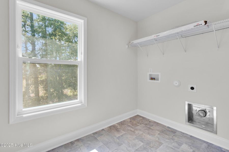 Spacious, unfurnished interior of a new home in Fairfield Harbour, New Bern (Image 23).